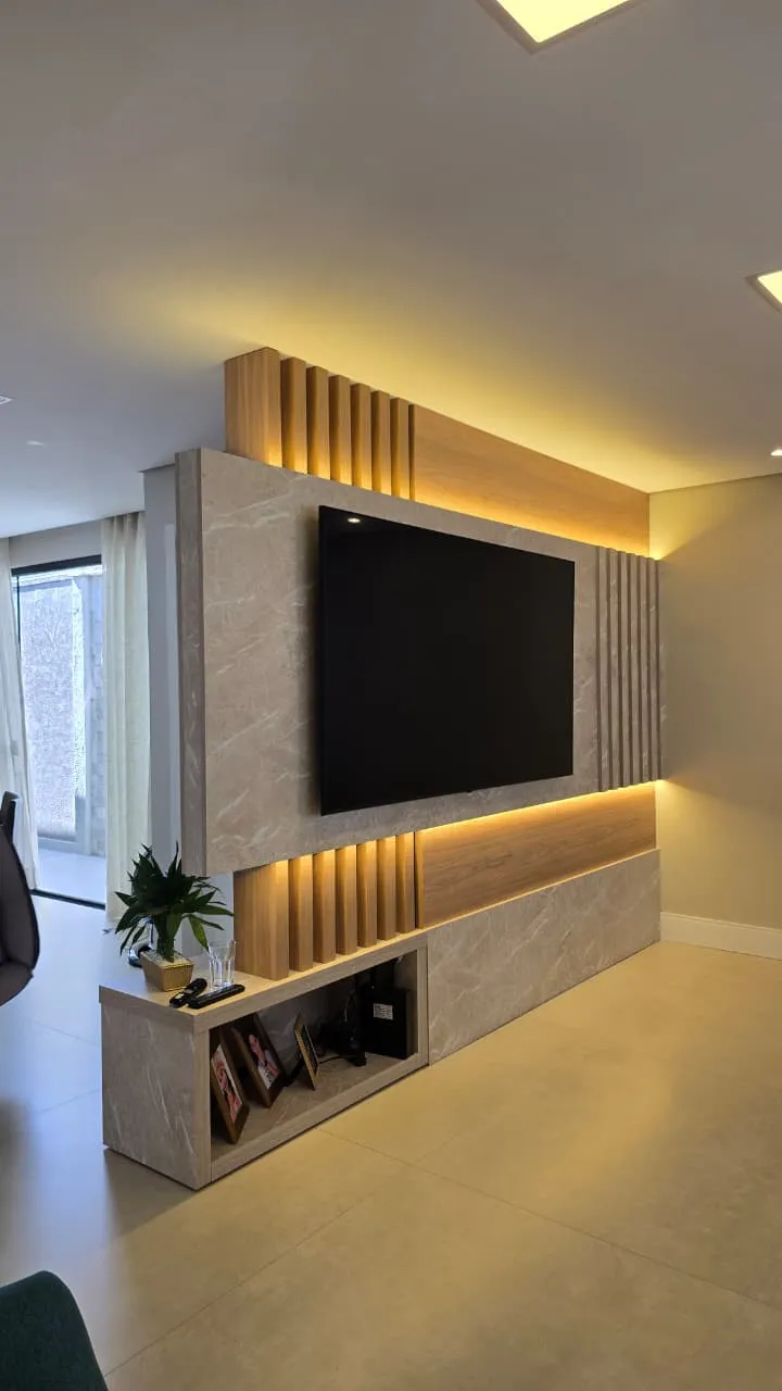 Painel de TV em porcelanato marmorizado com ripado iluminado